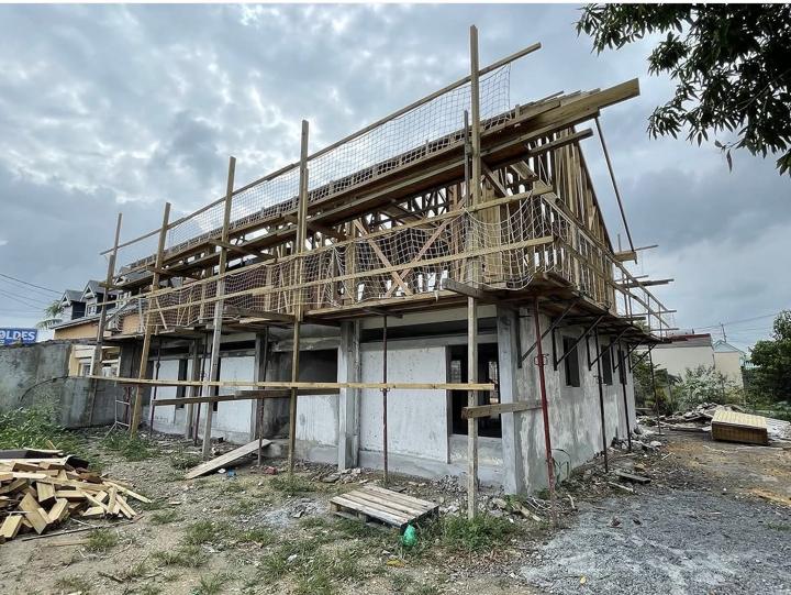 Chantier en cours, structure béton et charpente bois
