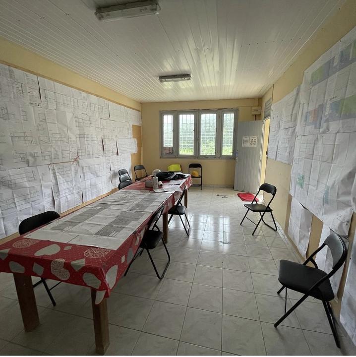 Bureau de chantier avec les plans affichés